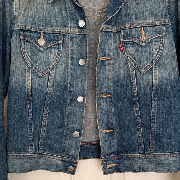 Levi's Women's Classic Blue Jean Jacket - Picture 5 of 9